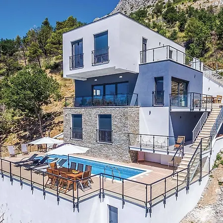 Mia Omis